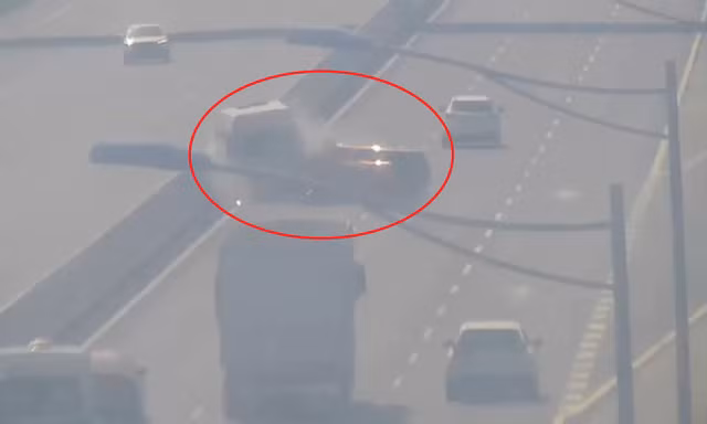 Tài xế ô tô bán tải và ô tô khách dừng xe ở làn đường 120km/h rồi tranh cãi