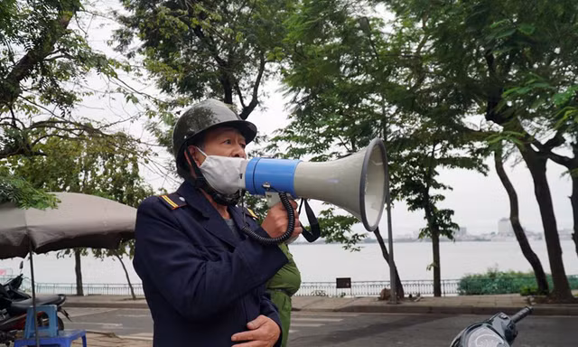 Cảnh sát nhắc nhở hàng trăm người dân ra Hồ Gươm tập thể dục