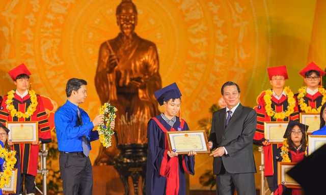 Hải Phòng chi gần 1,4 tỷ đồng khen thưởng học sinh, sinh viên xuất sắc
