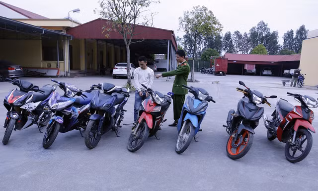 Đối tượng Dương Tiến Khoa và tang vật tại cơ quan công an.
