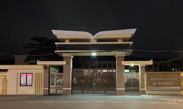Nữ sinh lớp 8 rơi từ tầng cao xuống sân trường tử vong