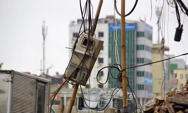 Ổ điện kiểu 'mạng nhện' trên tuyến đường nghìn tỷ Phạm Văn Đồng