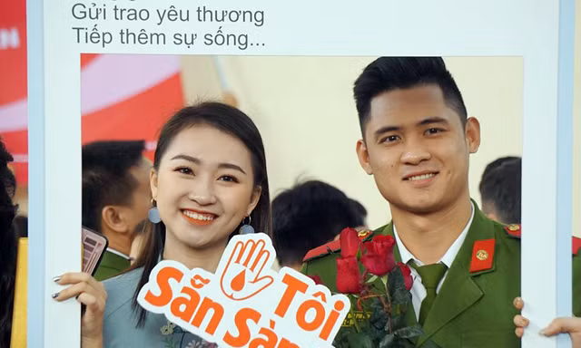 Dàn người đẹp cùng hàng nghìn học viên cảnh sát hiến máu cứu người