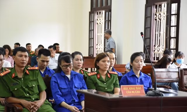 các bị cáo tại tòa.