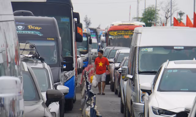 Hàng vạn du khách xếp hàng ra đảo Cát Bà ngày 30/4