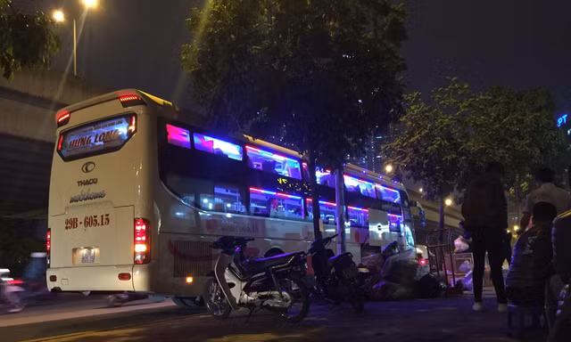 Tin mới vụ 'bến dù' đón khách dưới lòng đường Hà Nội