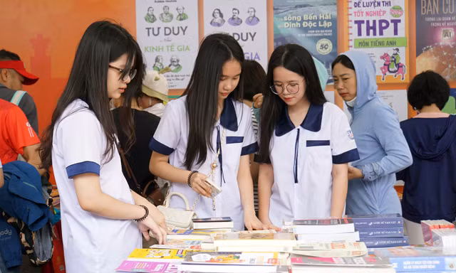 Giới trẻ Hải Phòng hào hứng với ngày hội sách ở vườn hoa đẹp nhất phố Cảng
