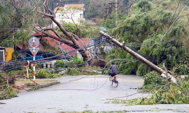 Người dân Đồ Sơn tất bật dọn dẹp nhà cửa sau bão số 3
