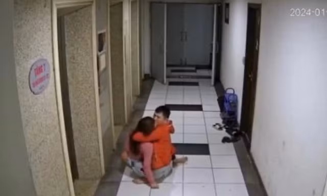 Camera ghi lại cảnh được cho là người chồng đưa vợ đi cấp cứu. Ảnh: Từ cắt từ clip