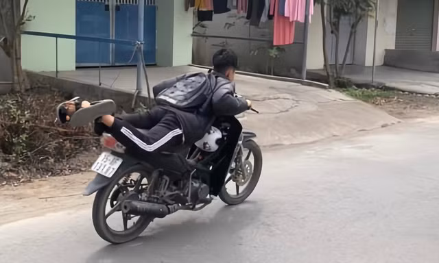 Xem xét xử lý hình sự nam sinh đầu trần, nằm trên yên điều khiển xe máy