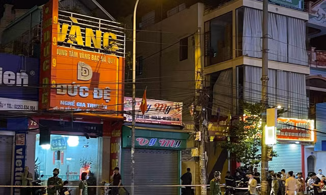 Cảnh sát phong tỏa cửa hàng vàng bị ném mìn tự chế ở Hải Phòng.