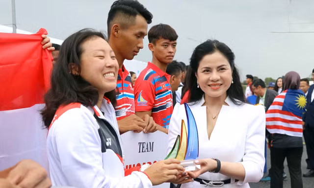 Bà Trần Thị Hoàng Mai - Giám đốc Sở Văn hóa Thể thao Hải Phòng tặng kỷ niệm chương cho các đoàn tham gia thi đấu. 