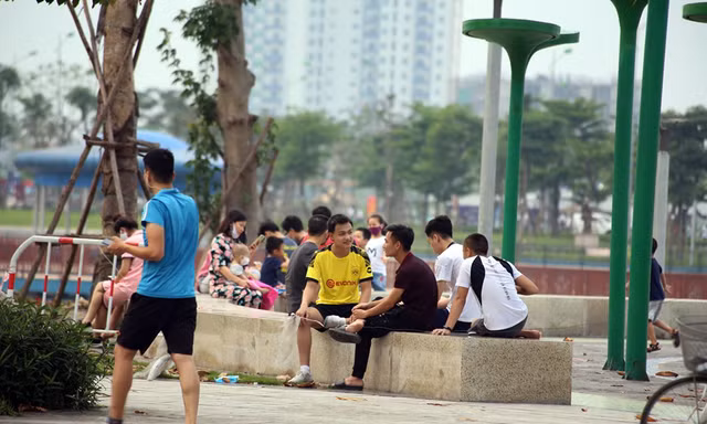 Bất chấp cách ly xã hội, người dân Hà Nội đổ ra công viên tập thể dục