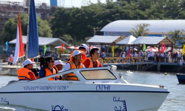 Người dân hào hứng xem đua thuyền ở vịnh Marina
