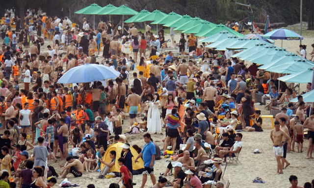 Biển Cát Bà ken đặc người, thở không nổi nói gì tắm