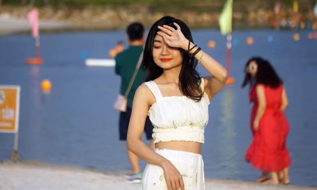 Người dân ồ ạt ra bãi tắm nhân tạo Đồ Sơn vui chơi nghỉ lễ