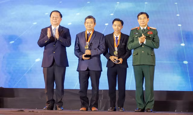 Đại tướng Phan Văn Giang trao tặng giải nhất cuộc thi ảnh Tổ quốc bên bờ sóng 