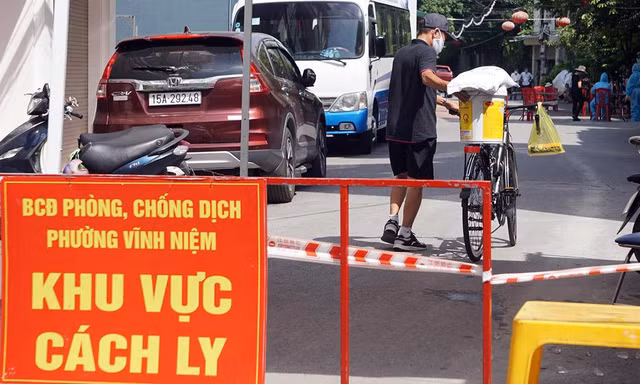 Chốt phong tỏa cách ly tại khu dân cư thuộc phường Vĩnh Niệm (quận Lê Chân, TP Hải Phòng).