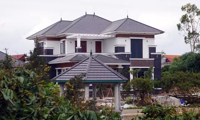 Tòa lâu đài tráng lệ xây trái phép trên đất Nông trường Quý Cao.