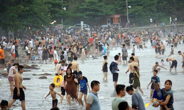 Vụ biển Đồ Sơn ngập rác, đục ngầu: Huy động 200 người dọn dẹp
