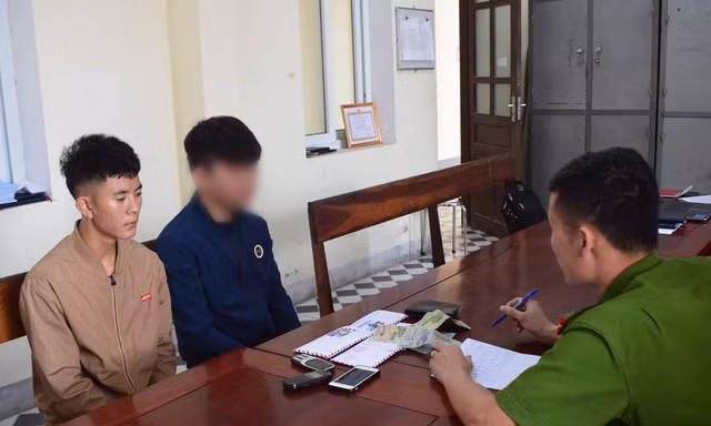 Hai đối tượng bị bắt giữ tại cơ quan công an