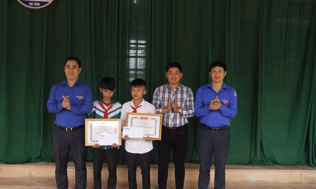 Tỉnh Đoàn Hà Tĩnh tặng bằng khen cho hai em học sinh cứu người 