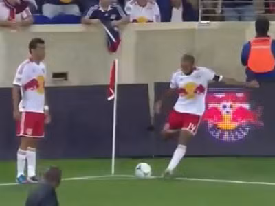 Henry ghi bàn từ chấm phạt góc