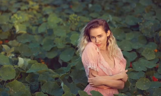 Miley Cyrus bất ngờ dịu dàng gợi cảm như một nàng thơ
