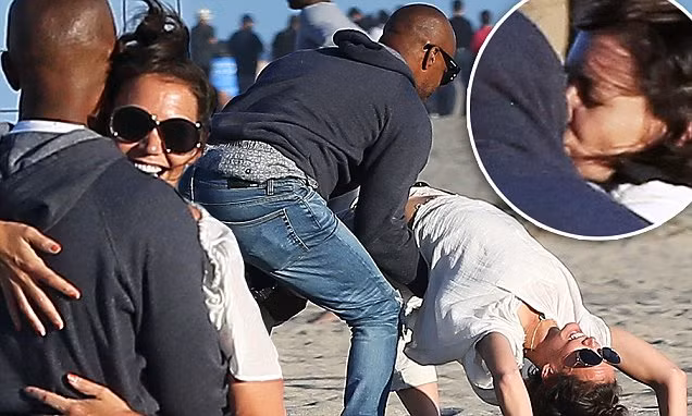 Vợ cũ Tom Cruise hôn say đắm bạn trai hơn 11 tuổi bên bờ biển