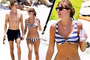 Taylor Swift diện bikini tắm biển cùng bạn trai kém tuổi