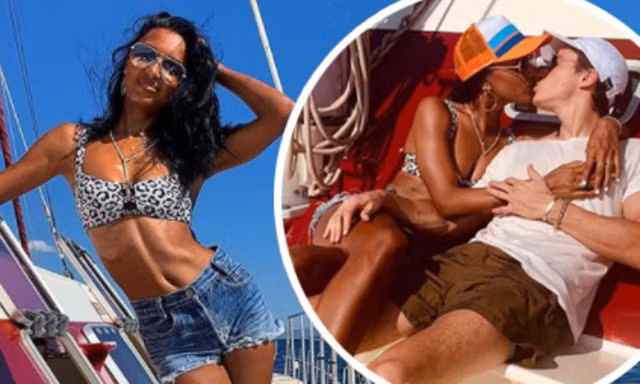 Thiên thần nội y Jasmine Tookes tình tứ bên bạn trai ở biển