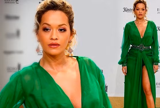 Rita Ora quyến rũ như nữ thần với đầm xẻ cao khoét sâu