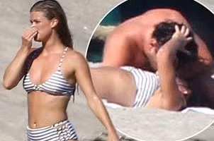 Leonardo DiCaprio say đắm bên mỹ nhân kém 17 tuổi trên biển