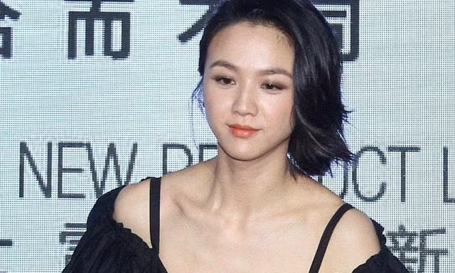 Người đẹp ‘Sắc, giới’ mặc trễ nải hút ánh nhìn