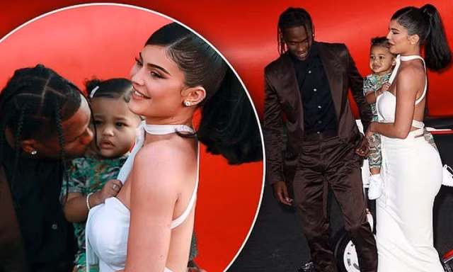 Tiểu thư tỉ phú nhà Kardashian dáng đẹp gợi tình bên bạn trai