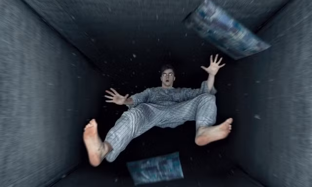 Nhiều người khi bắt đầu ngủ thường giật mình vì gặp ảo giác cơ thể bị rơi xuống. Ảnh minh họa: SW 