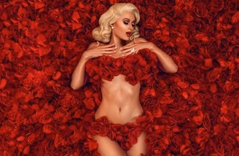 Ra mắt single đúng Valentine, Paris Hilton quyến rũ giữa thảm hoa hồng
