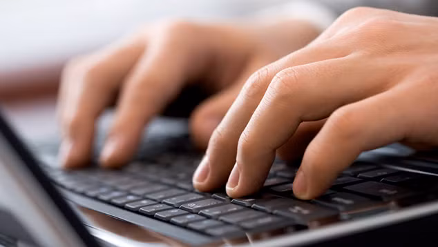 Suýt ly dị vợ vì thói quen đăng status 'câu like'