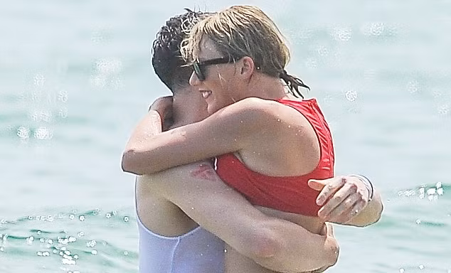 Taylor Swift cùng bạn trai vui vẻ với tiệc bikini trên biển