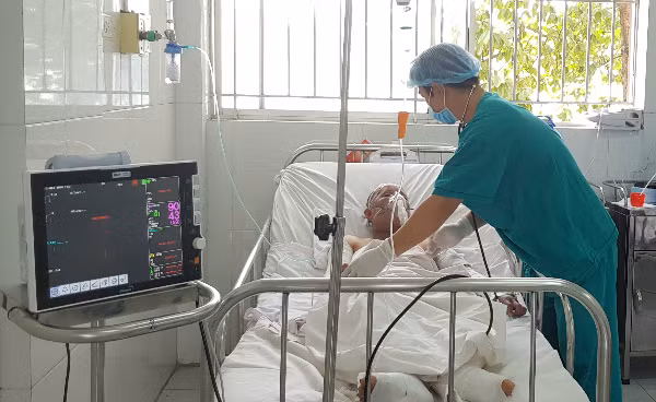 Chị Vân được chăm sóc tại phòng săn sóc đặc biệt Bệnh viện Chợ Rẫy. Ảnh: Lê Phương. 