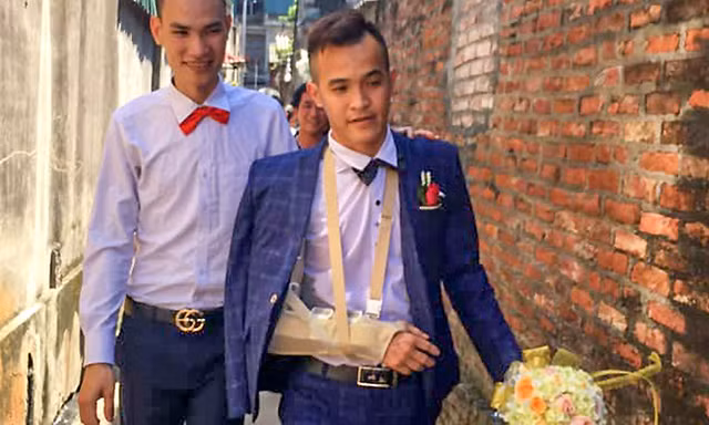 Chú rể Hà Nội ngã gãy tay vì bạn bè tung hứng
