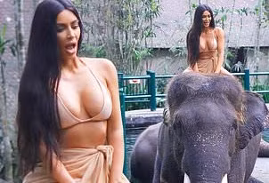 Kim Kardashian diện bikini cưỡi voi ở Bali