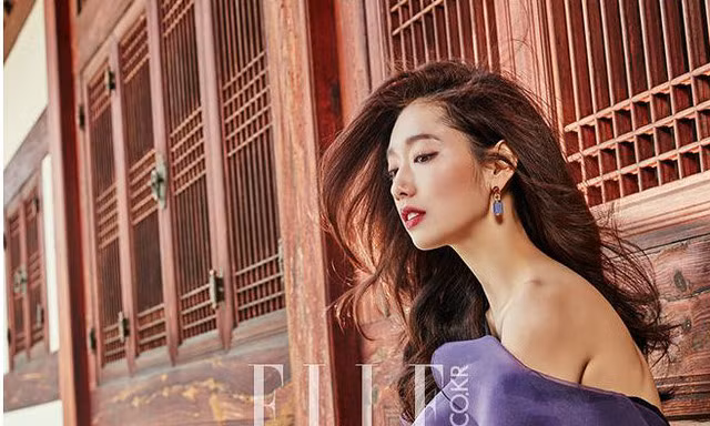  Chạm ngõ điện ảnh từ khi 11 tuổi với vai phụ trong phim “Nấc thang lên thiên đường”, đến nay Park Shin Hye từ hình tượng “em gái quốc dân” đã trở thành “nữ hoàng màn ảnh” mới xứ kim chi. 