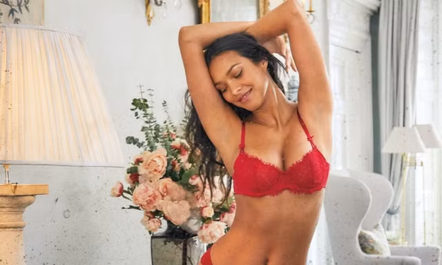 Dàn thiên thần Victoria's Secret gợi cảm hết cỡ với nội y Holiday