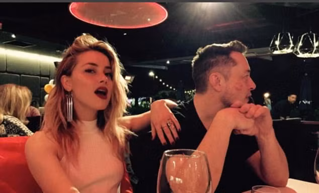 Vợ cũ Johnny Depp đang yêu tỉ phú công nghệ Elon Musk