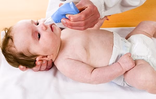 Mẹo nhỏ giúp mẹ xử trí khi bé sơ sinh bị ngạt mũi