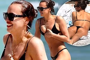 Irina Shayk diện bikini nhỏ xíu khoe dáng săn chắc ở Miami