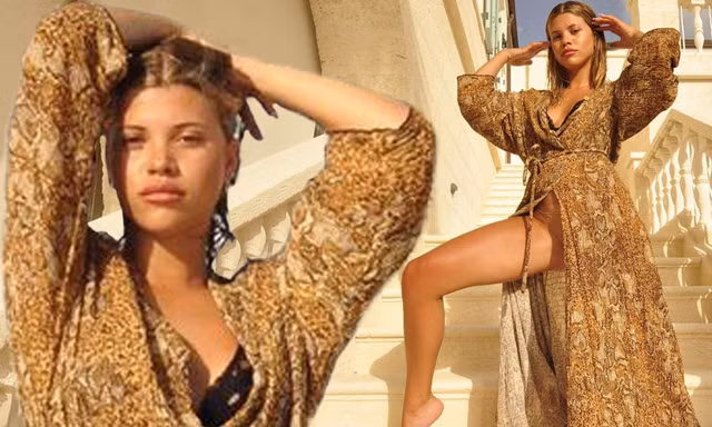 Nàng mẫu 9x Sofia Richie liên tục đăng ảnh áo tắm rực lửa