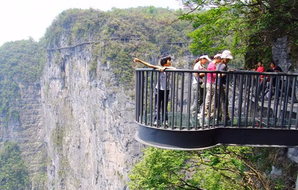 Lên đỉnh núi Thiên Môn, đi dạo trên con đường 'thót tim' 