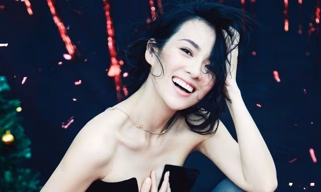 Chương Tử Di vai trần gợi cảm đầy quyến rũ